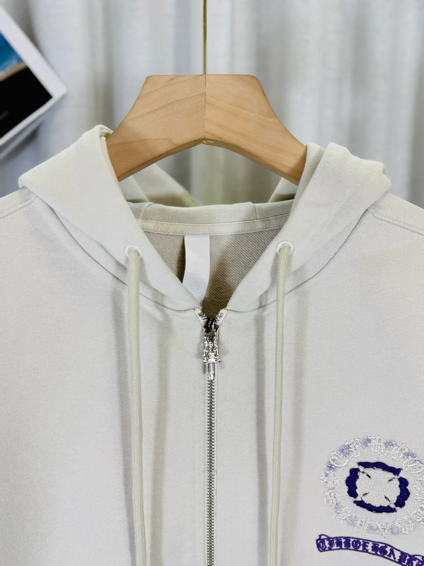 P340 top version, real shot without P, ​​different from market currency) 𝗖𝗵𝗿𝗼𝗺𝗲 𝗛𝗲𝗮𝗿𝘁𝘀/Cro Heart 2025 washed and burned flower patch embroidered autumn and winter new original single counter American patchwork 3D three-dimensional patch couple casual cardigan sweatshirt 👑The highest version! Customized fabric 480g tripe terry fabric! American acid-washed and distressed original fabric, laser burning + patch embroidery, exquisite embroidery of letters! The best-selling model in the counter, very comfortable to wear. Accessories: original molded and authenticated collar label➕100% silk wash label. Genuine purchase-grade original hangtag➕matching hanging rope➕3D hanging beads➕original packaging bag. Craftsmanship: The original version has consistent wiring! The highest version of the armhole matching technique! Color: Black Apricot Size: S M L XL Style Number: 25-317